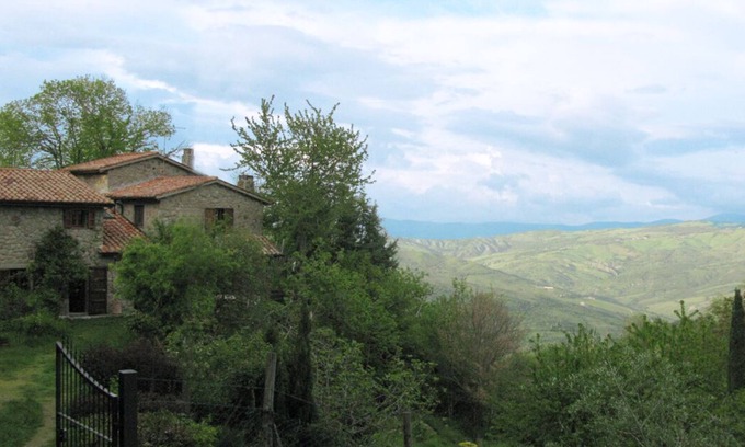Abbadia San Salvatore House | Restored farmhouse on the Tuscan hills