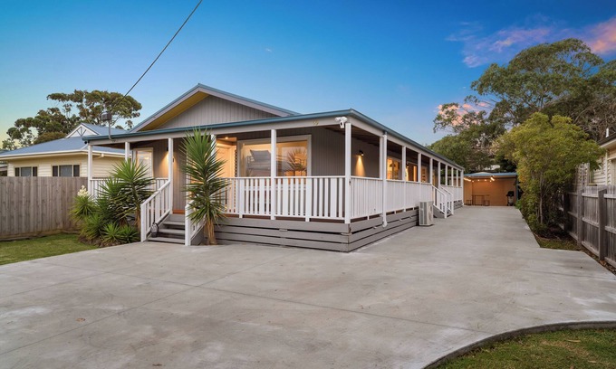 Ventnor House | Retreat on Red Rocks, close to beaches, GP track and Penguins.