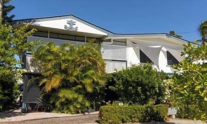 Mount Sheridan Apartment | Retro #1 - 1BR unit near Cairns City - Sleeps 4