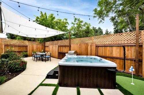 Thousand Oaks House | Retro Cottage, Hot Tub, Putting Green, walk to all