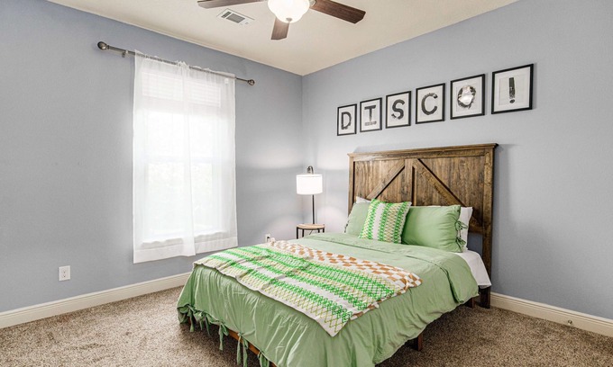 Gulf Breeze House | Retro Haven: Beach Fun & Family Home