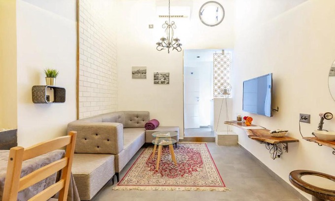 Jaffa Apartment | Retro Loft By The Beach★