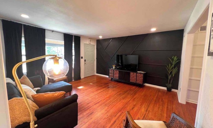 Wichita House | Retro Retreat- 2 Kings- Fun&Cozy