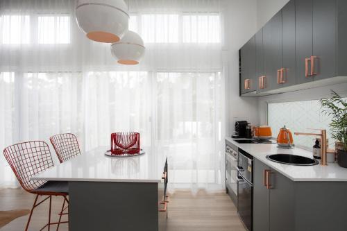 Terrigal Apartment | Retro Retreat - by Coast Hosting