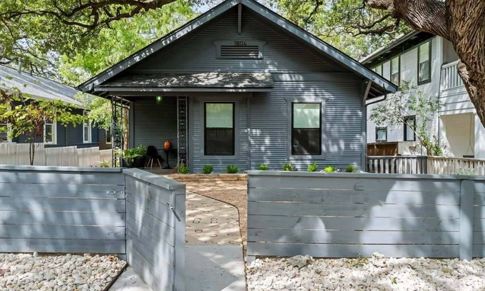 South River City House | Retro SoCo Home w/Heated Cowboy Pool! Near ACL!
