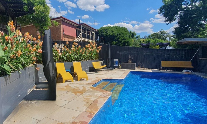 Wodonga House | Retro tri-split-level family home, outstanding views, large pool: Albury Wodonga
