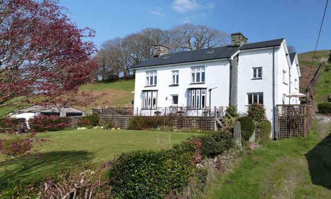 Derwenlas House | Rhiwlas - Eight Bedroom House, Sleeps 16