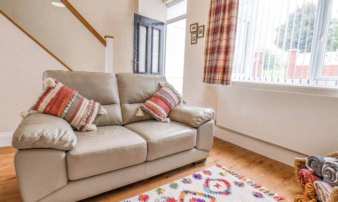 Skinningrove Cottage | RICHMOND COTTAGE, pet friendly, with a garden in Carlin How