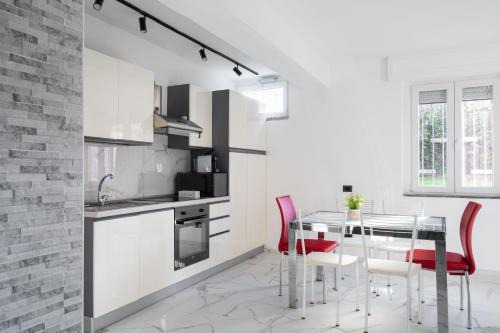 Sarnico Apartment | Rifugio Elegante a due passi dal Lago - Free Wifi Giardino e AC