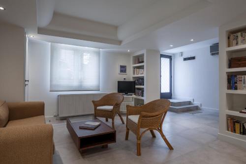 Makrigianni Apartment | Right under the Acropolis