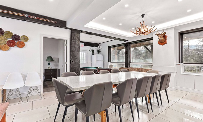 The Blue Mountains Ski Chalet | Rightview Heaven (10 bedrooms + Private Hot Tub)