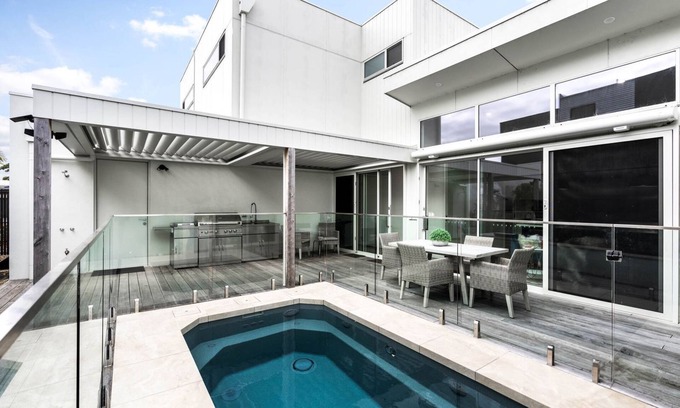 Inverloch House | Ripple Inn; Year-Round Heated Pool, Linen, EV Charger, Wifi; walk to the beach!