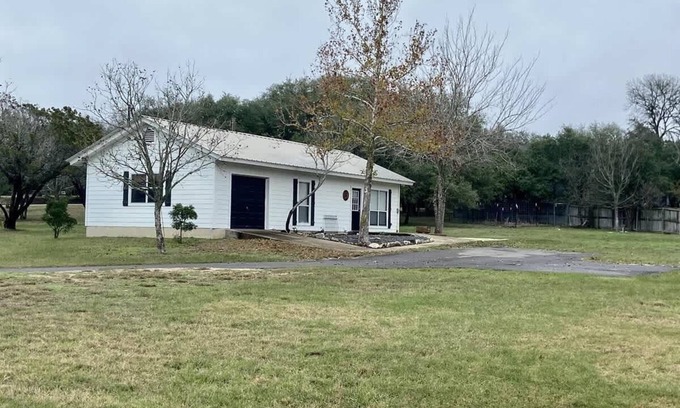 Kyle House | River Access | Pet Friendly | Fishing | Sleeps 4