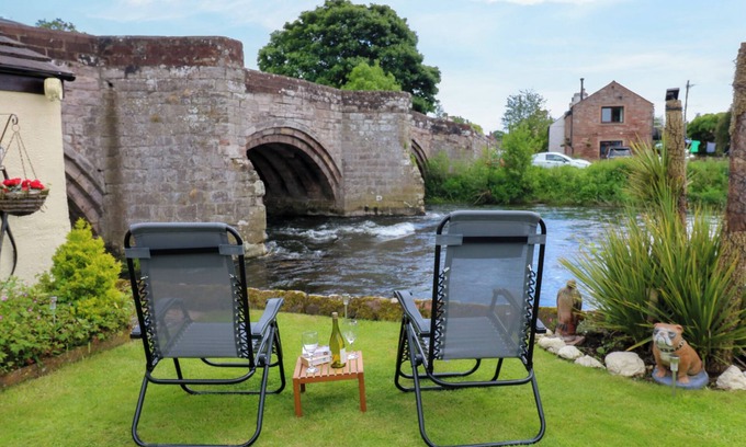 Eamont Bridge Cottage | RIVER COTTAGE, pet friendly, character holiday cottage in Penrith