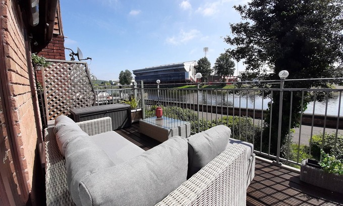 Nottingham House | River facing town house with balcony and parking at Trent Bridge.