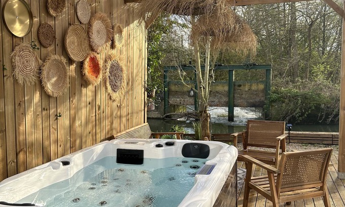 Saint-Avit-les-Guespieres Ski Chalet | Riverfront cottage with jacuzzi