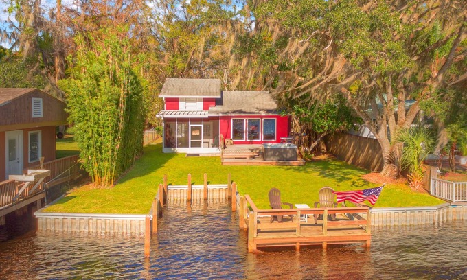 Ormonds Jungle Den Camp Sites House | River house with 2 boat docks
