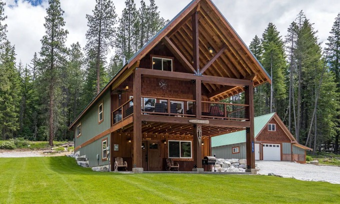 Ardenvoir Cabin | River's Bend Lodge- Hot Tub, Fire Pit, Games & Ski