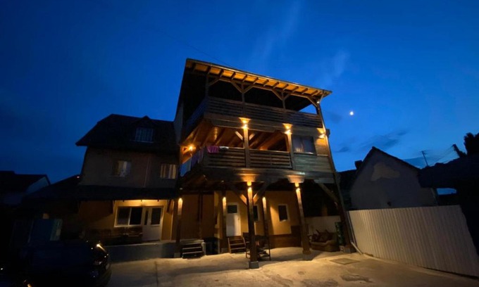 Sangeorgiu de Padure House | River Star