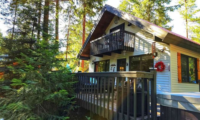 Leavenworth House | River view, large outdoor living with hot tub, fire pit, grill and pizza oven!