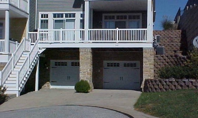 Grafton House | River View TH w/Patio- 1 block from Main St