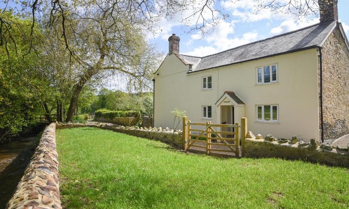 Axminster House | Riverbank