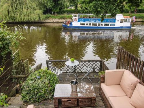 Shrewsbury House | Riverbank