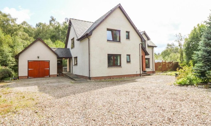 Roybridge House | Riverbank House