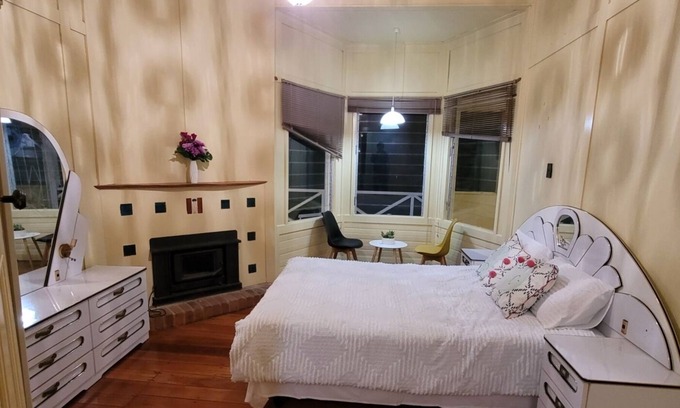 Tacoma South House | Riverfront 5 bedroom house in central coast