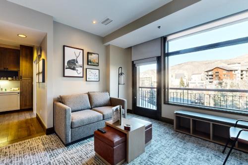 Avon Hotel | Riverfront Escape #320