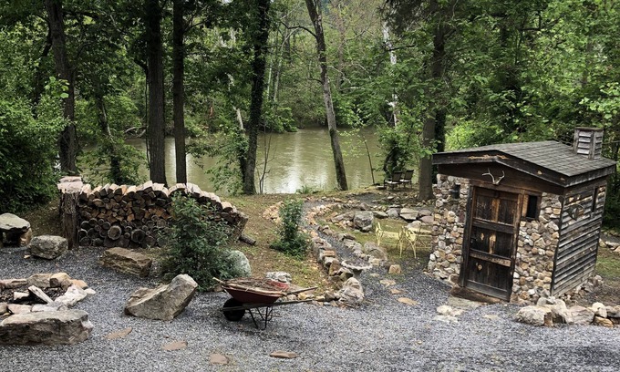 Strasburg House | Riverfront - Happy Peach on the Shenandoah