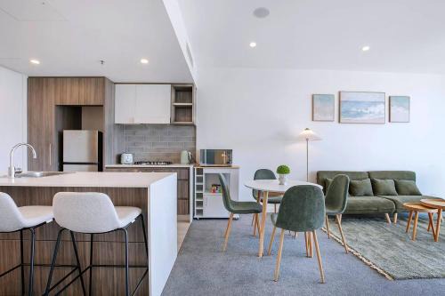 South Brisbane Apartment | Riverista - Scenic Stay near Art and Waterfront Dining