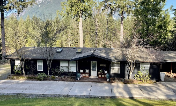 Riverbend House | Rivers Edge ~ Riverfront, Acreage and Views