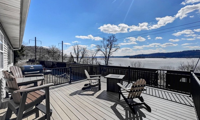 Columbia Condo | Riverside 2BR w/Kayak & Trails Nearby