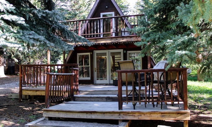Lyons House | Riverside A-Frame Close to RMNP, 2 BDR King, 1 BTH, Autumn is the BEST season!