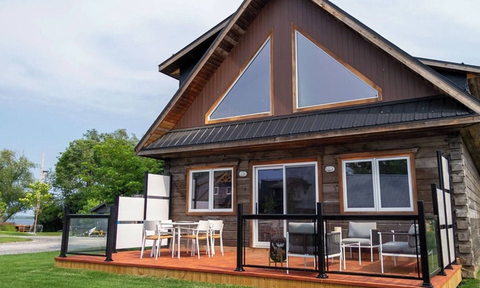 Trent Hills House | Riverside Abode, sleeps 10 with beach and dock access