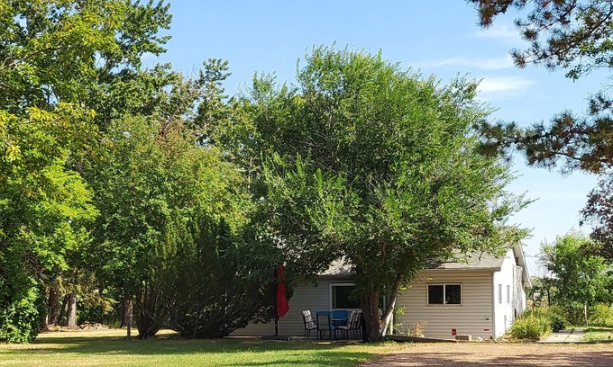 Drumheller Cabin | Riverside Cabaña in the Badlands!