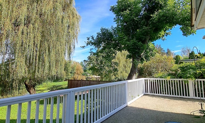 Chilliwack Proper Village West House | Riverside Escape on the Hope River