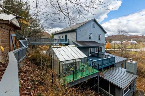McDowell House | Riverside Retreat and Karaoke Oasis