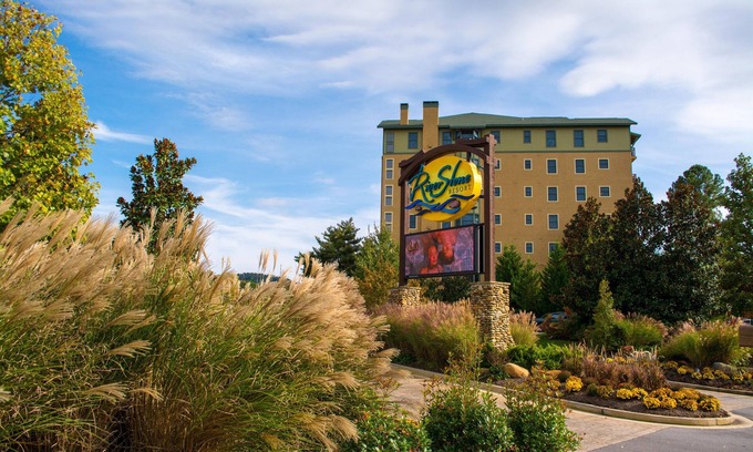 Pigeon Forge Condo | Riverstone 3BR condo, 5 min-Ripken/Dollywood/LeConte,Golf View, Indoor Pool,WiFi