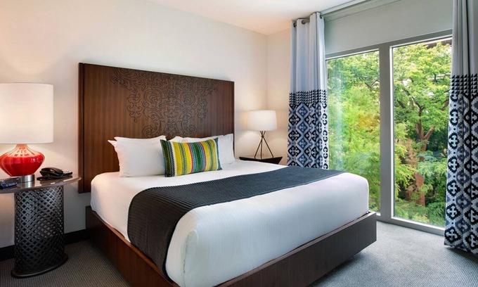 Downtown San Antonio Hotel | Riverview Corner King at Hotel Contessa, Outdoor Pool, Parking Onsite