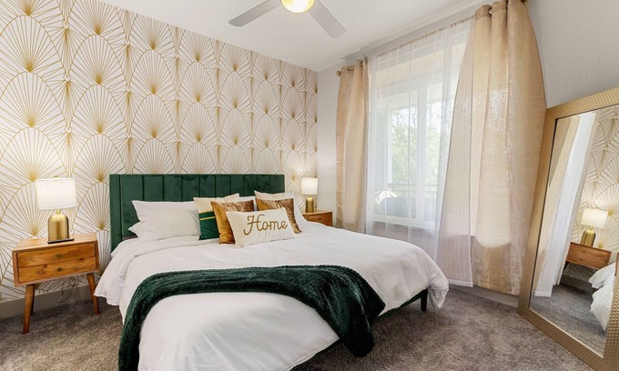 Downtown San Antonio Apartment | Riverwalk Luxe Apartment, Stunning pool, King Bed