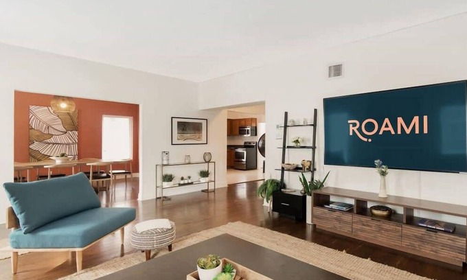 Midtown House | Roami at Bayview Place | Penthouse |Tub |6 Bed