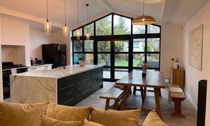 Cyncoed House | Roath Park Lake 5BR City Retreat