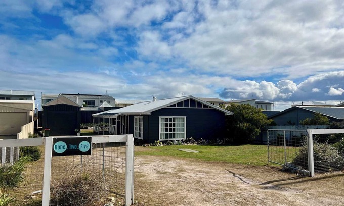Waterhouse House | ROBE TWO FIVE - Pet friendly outside, WiFi, wood fire