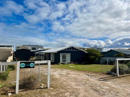 Waterhouse House | ROBE TWO FIVE - Pet friendly outside WiFi