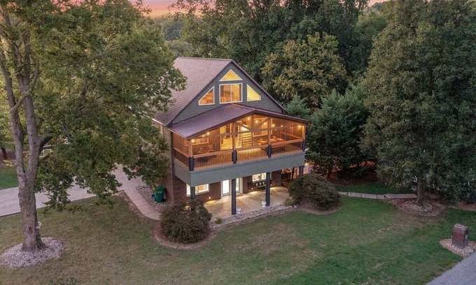 Utica House | Rock and Roll River House