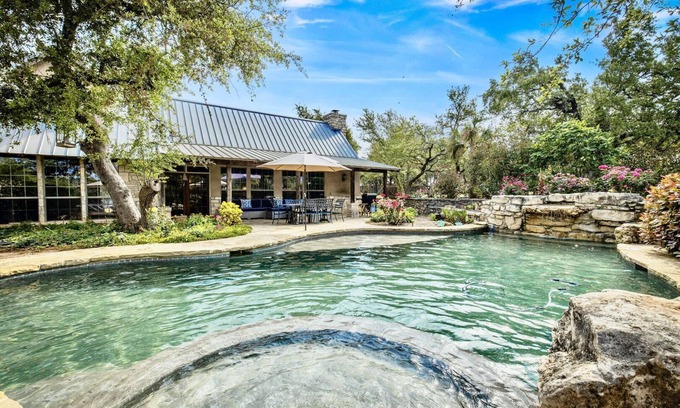 Wimberley House | Rock n Wood- 3 private living quarters, sleeps 13, swimming pool, two hot tubs, minutes to downtown!