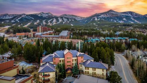 Peak 9 House | Rocker by AvantStay Gorgeous Ski-In Ski-Out Cabin in Heart of Breck