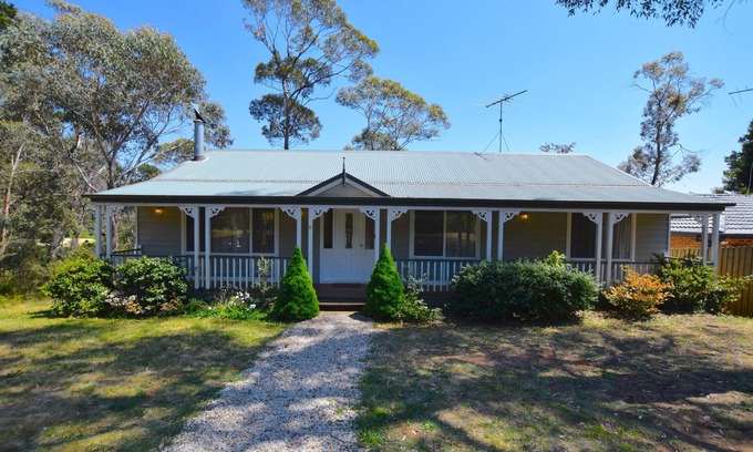 Blackheath House | Rocky Mountain Cottage - Weatherboard Home, 3 Bedroom, 2 Bathroom, Spa Bath, Open Fireplace, Deck, Accessible